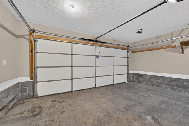 Building Photo - 645 Fox Hound Dr