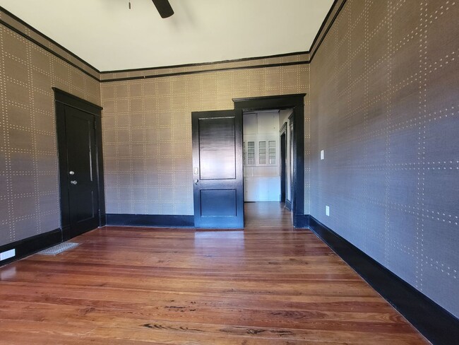 Building Photo - 10ft Ceilings - Chandeliers - Linen Gold S...