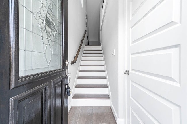 Building Photo - 2022 Groveland Glen Dr