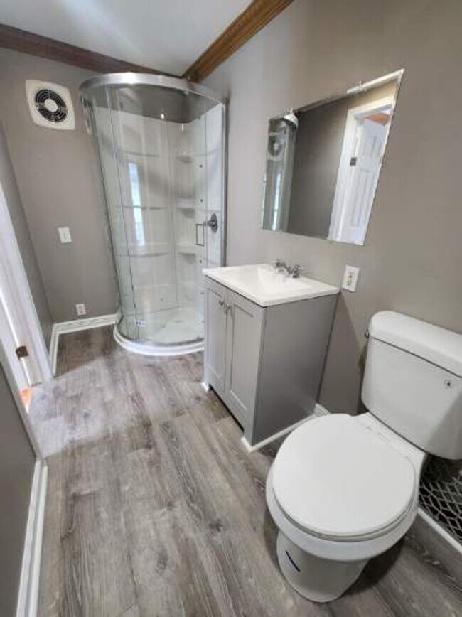 Building Photo - Three Bedroom Single Family Home!