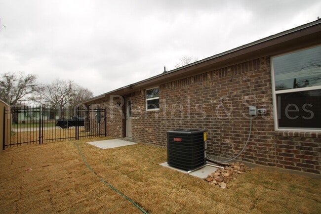 Building Photo - 505 Bonnie Dr