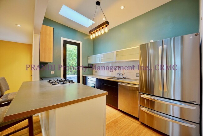 Building Photo - Bright, Stylish Fairfax Home with a Privat...