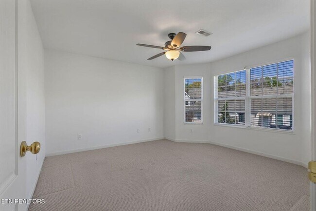 Building Photo - Beautiful End-Unit Condo – Move-In Ready!