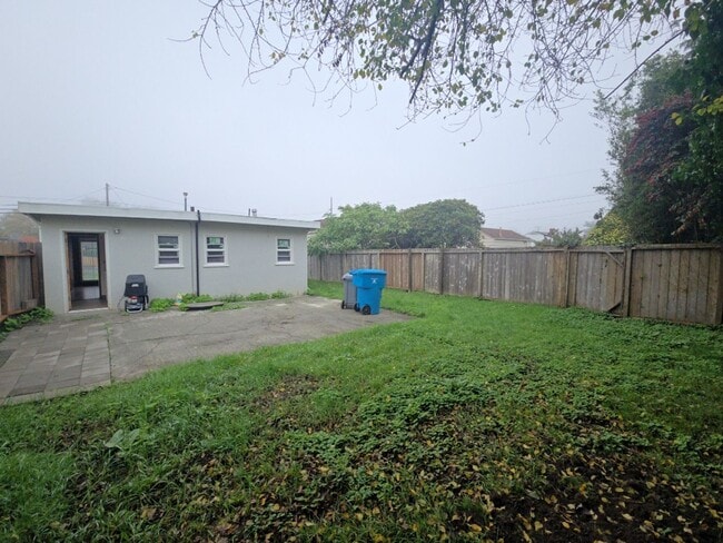 Building Photo - Price reduced! 1BR/1BA house on Henderson St. in Eureka!