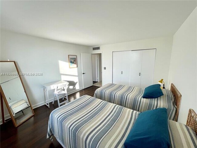 Building Photo - 10101 E Bay Harbor Dr