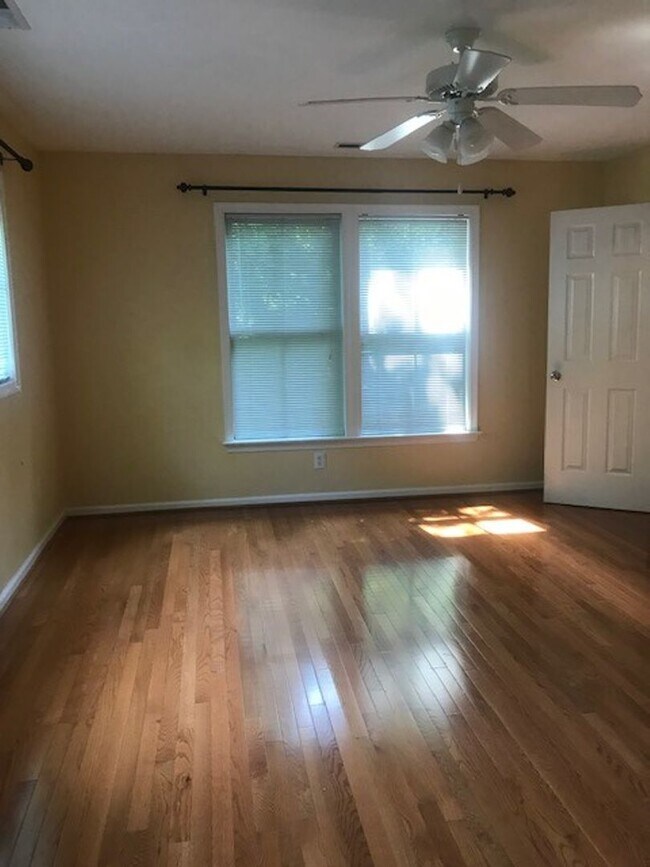 Building Photo - Spacious 3 Bedroom Townhouse Close to Down...