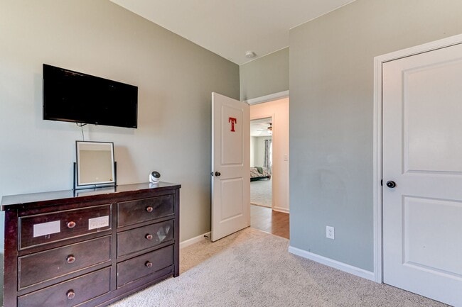 Building Photo - Two Story home in Quaker Knoll! Ready now !