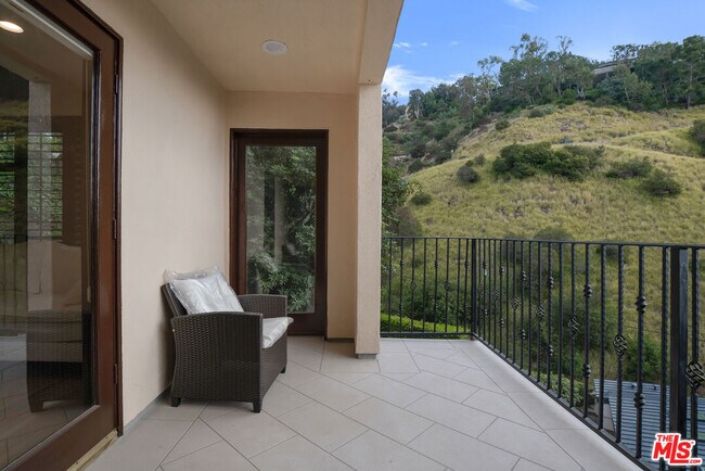 Building Photo - 10160 Cielo Dr