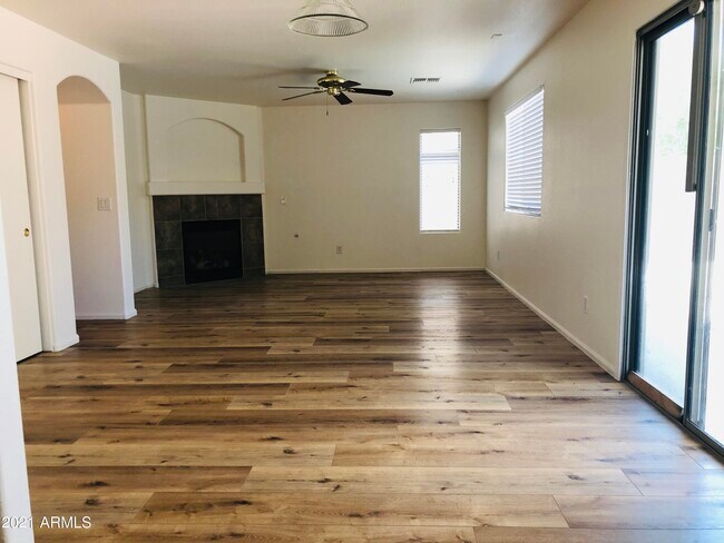 Building Photo - 2528 W Straight Arrow Ln