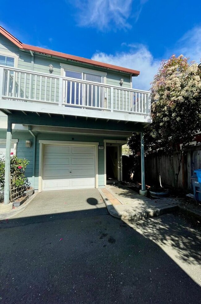 Building Photo - Great 1 bed, 1bath, 2-story end-unit apart...