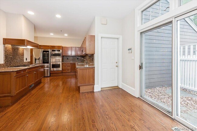 Building Photo - 10 Old Jackson Ave