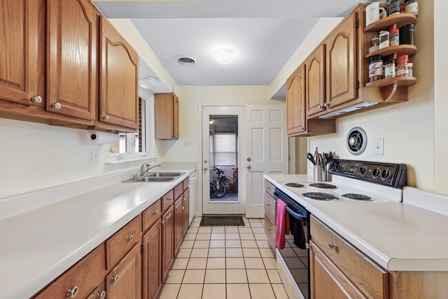 Building Photo - 10119 Farmington Dr