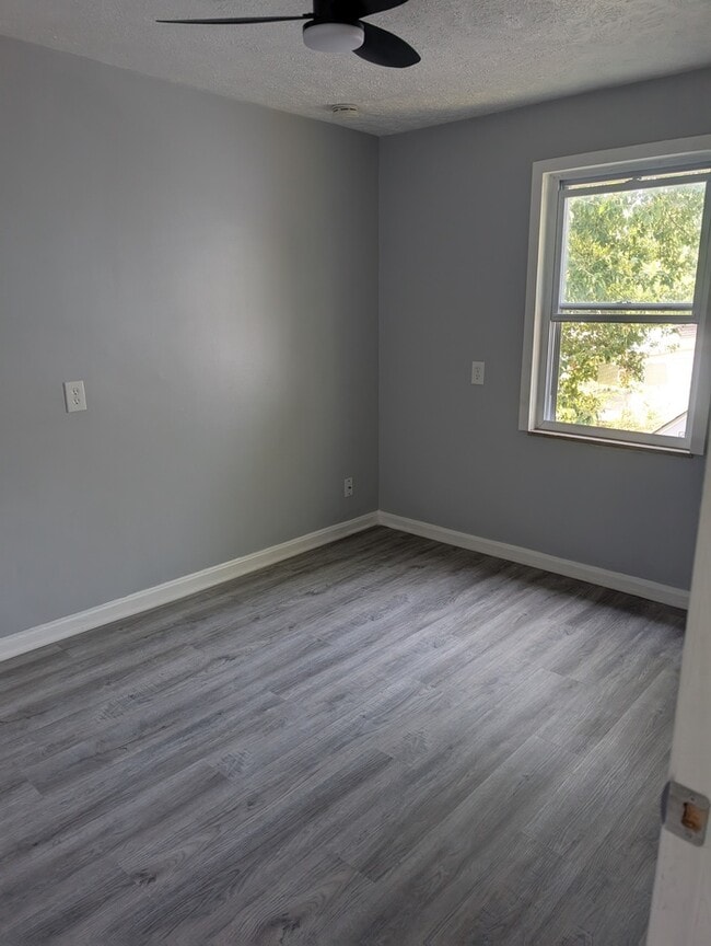 Building Photo - Spacious 5BR 2BA SFR w/ In-Unit W/D • Off Street Parking in Euclid