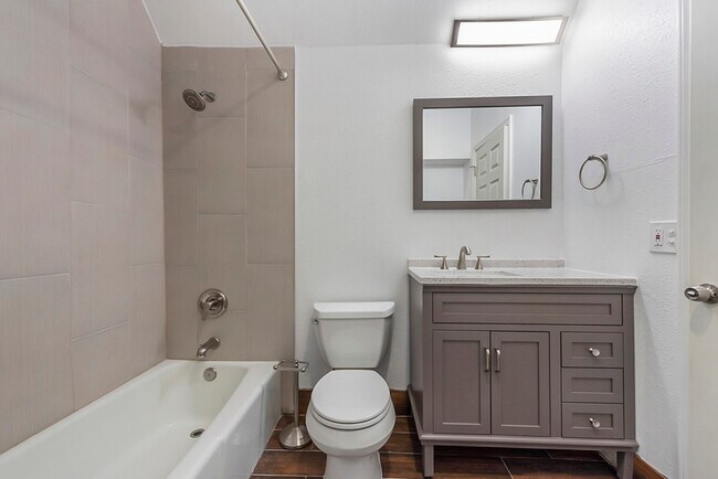 Building Photo - 2043 Carroll Ave