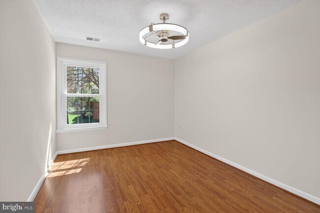 Building Photo - 15 Friendswood Ct