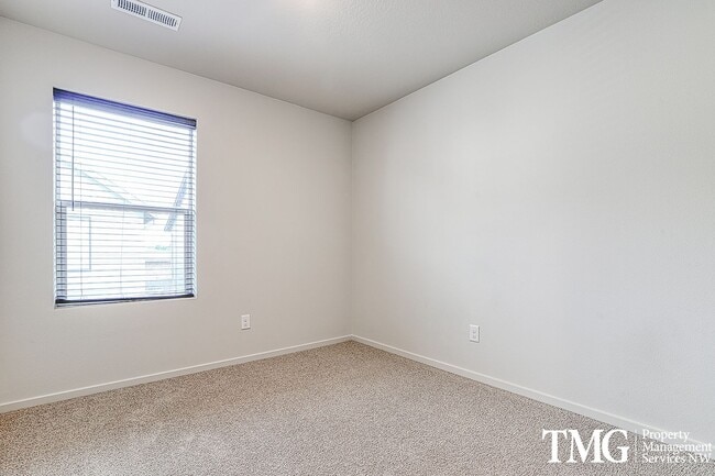 Building Photo - 3 Bed 2.5 Bath Townhome on a Corner Lot in...