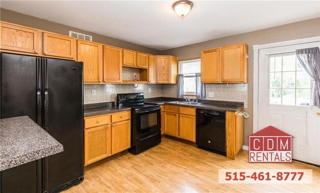 Building Photo - Cozy DSM Home near Merle Hay