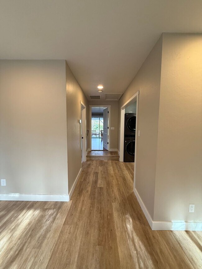 Building Photo - One bedroom/One Bath Apartment with outdoor space on quiet flag lot!  Available Now