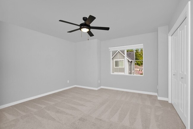 Building Photo - Bothell 3 Bedroom Townhouse HUGE Garage an...