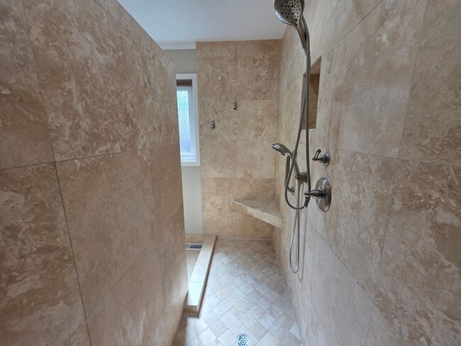 Building Photo - Home located in the heart of the college n...
