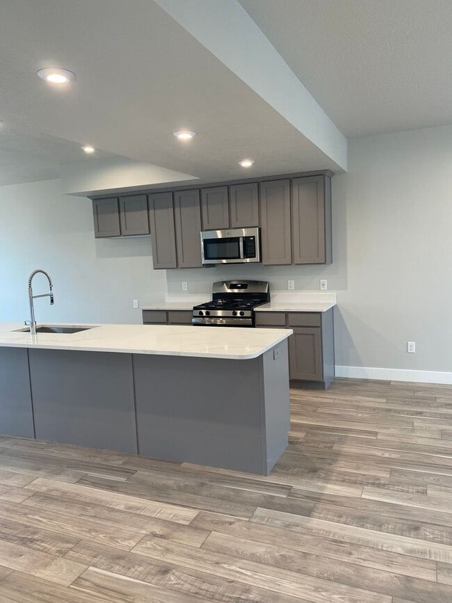 Building Photo - 2 WEEKS FREE - 4 Bed 3 Bath Townhome Available mid-July in American Fork!