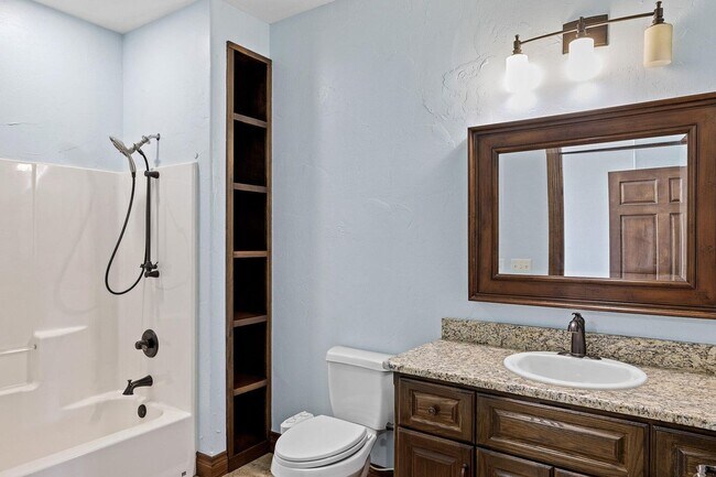 Building Photo - 5 Bedroom Dream Home!