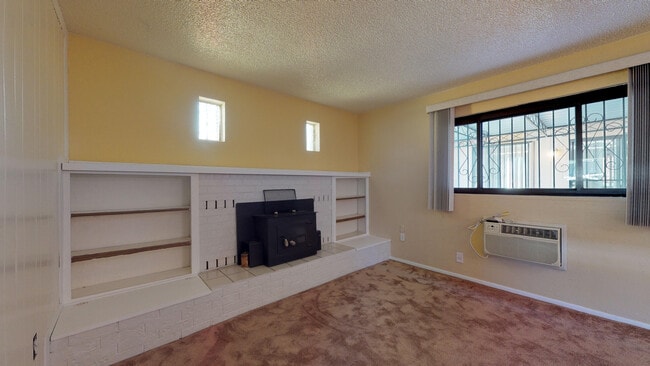 Building Photo - UPTOWN 3/BD 2/BA 1/CP WORKSHOP