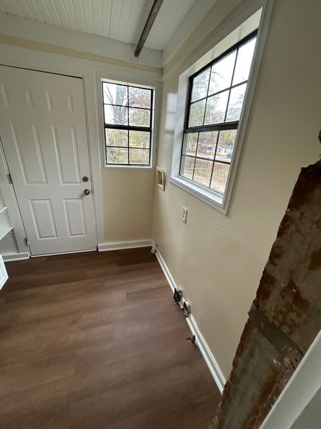 Building Photo - 4 bedroom and 1.5 bathroom