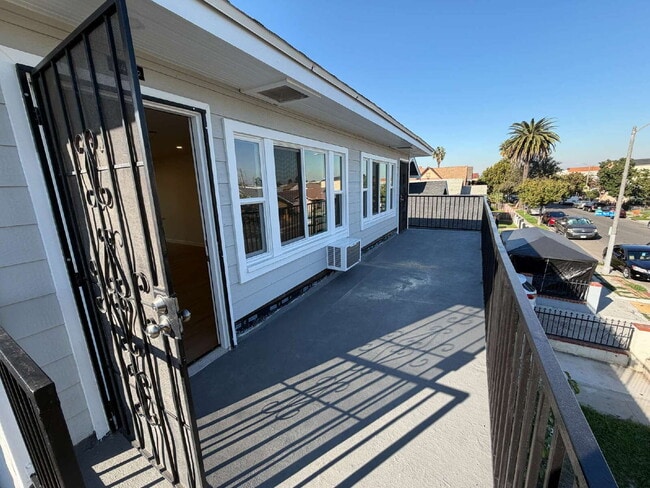 Building Photo - Modern Open Concept1 Bed + 1 Bath Upstairs Unit + In-Unit Laundry + AC