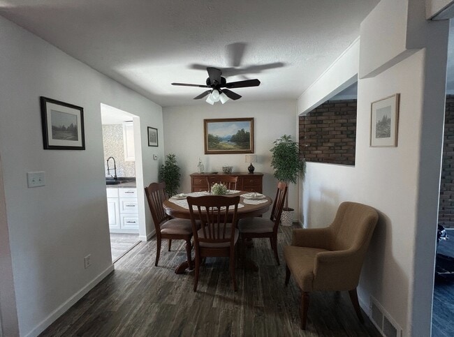 Building Photo - 7376 Countrybrook Dr