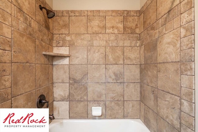 Building Photo - Beautiful Southgate Townhome!