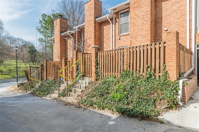 Building Photo - 656 Park Village Dr NE