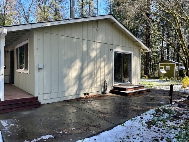 Building Photo - Wooded 2 bedroom cabin in nice neighborhood