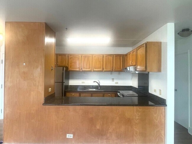 Building Photo - Upgraded 2 Bedroom / 1 Bath at the Iolani Regent