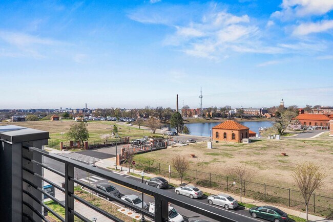 Building Photo - Bloomingdale Townhome | 3 Bed + Den | 3.5 Bath | 1,800 Sf | Large Private Rooftop Deck & Balcony ...