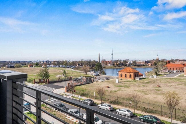 Building Photo - Reservoir District Townhome | 3 Bed + Den | 3.5 Bath | 1,800 Sf | Large Private Rooftop Deck & Ba...