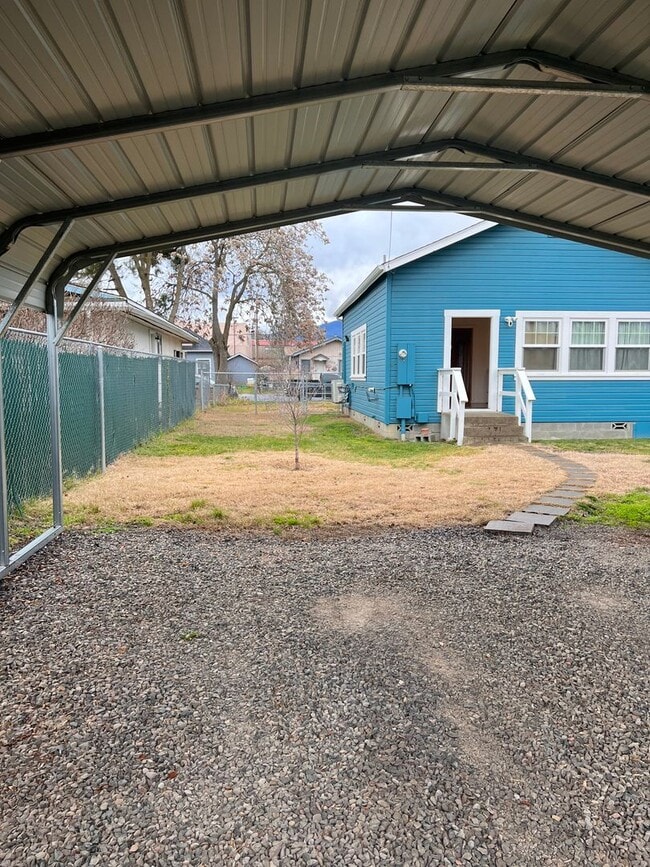 Building Photo - Single Family 2 Bedroom 1 Bath Home on Large Fenced Lot