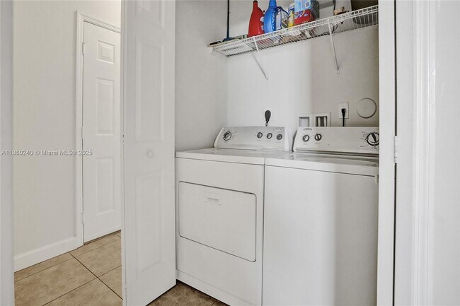 Building Photo - 15385 SW 93rd Ln