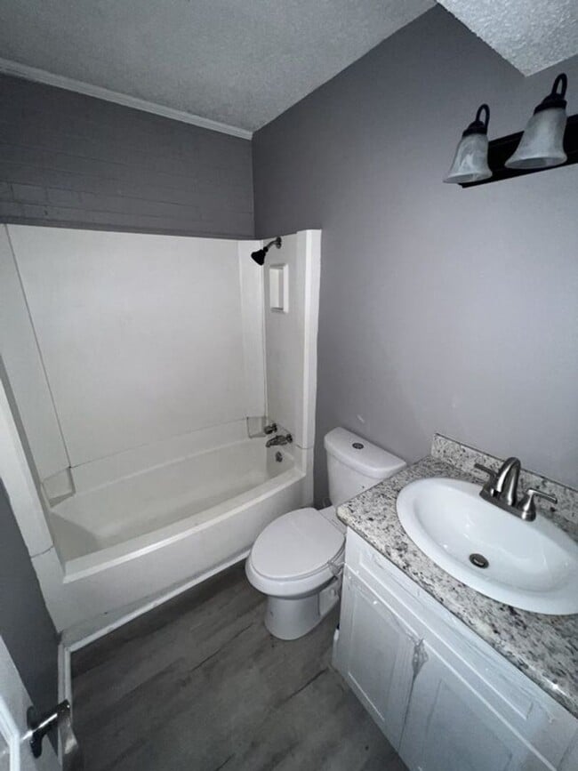 Building Photo - Newly renovated! 2 bedroom 1 bath townhous...
