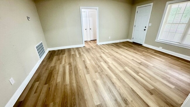 Building Photo - Spacious 3 Bedroom Home with Modern Updates & Shop