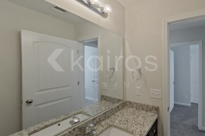 Building Photo - 105 Colonial Wy