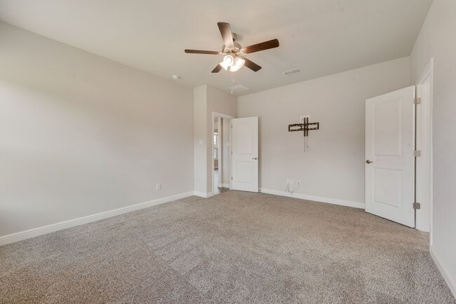 Building Photo - Beautiful move in ready in Haslet!