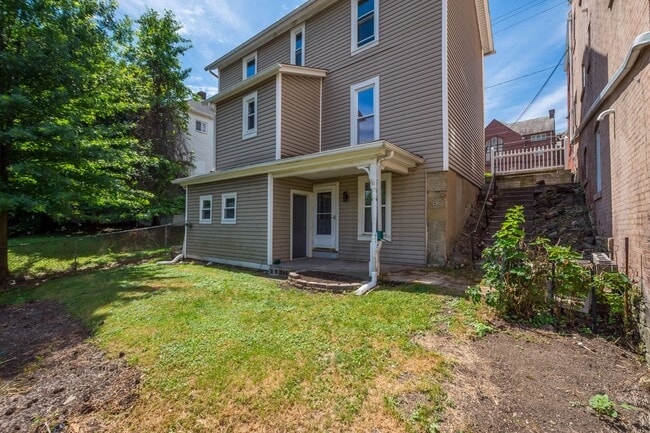 Building Photo - MOVE IN SPECIAL! SCORE HALF OFF 1ST MONTH'...