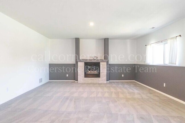 Building Photo - 743 Descendant Dr