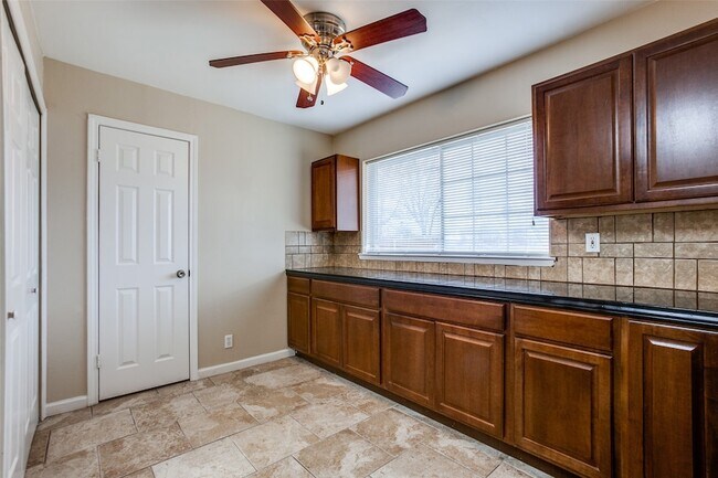 Building Photo - 811 Brentwood Ln