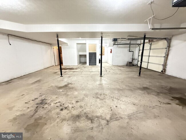 Building Photo - 1234 Lakeview Dr