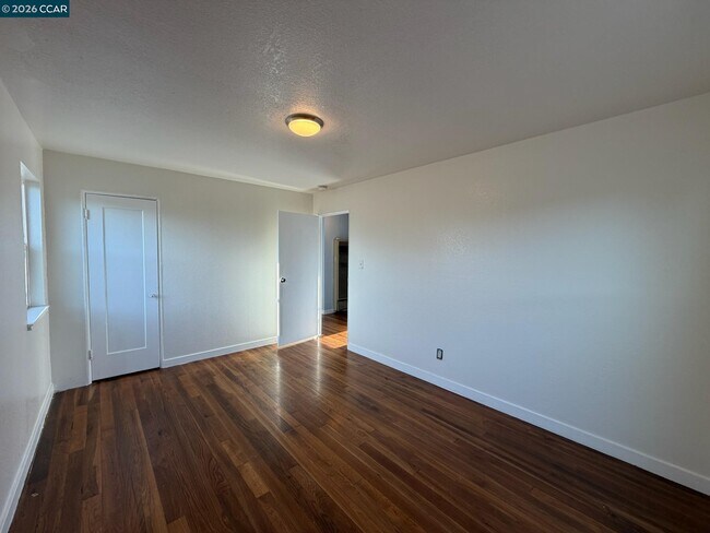 Building Photo - 341 S 8th St