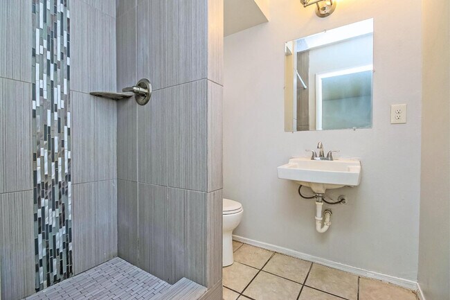 Building Photo - 555 W Rio Salado Pkwy