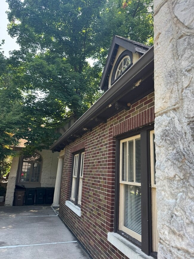 Building Photo - House