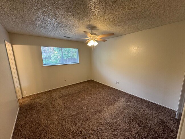 Building Photo - SW Visalia Home Available Now!